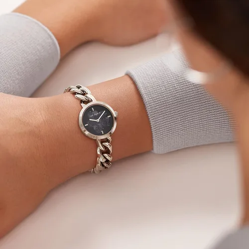 Vista 3 de Ted Baker Maiisie Reloj de pulsera de cadena de acero inoxidable (Modelo BKPMSS2019I), PlataNegro, Moderno