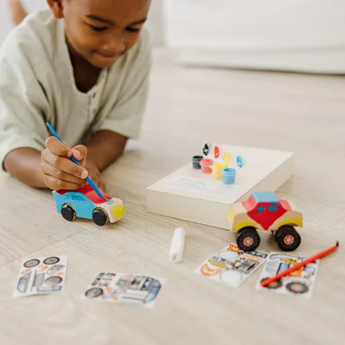 Vista 2 de Coche de carreras DYO de Melissa & Doug.