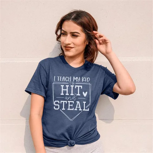 Vista 3 de VILOVE Camiseta de béisbol con texto en inglés "I Teach My Kids to Hit and Steal", camiseta de béisbol para mamá, camiseta de béisbol con corazón