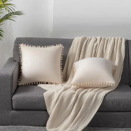 Vista 4 de DEZENE Fundas para Cojín de Sofá 16x16 Beige: Paquete de 2 Fundas de Almohada Decorativas Cuadradas de Terciopelo Suave con Pompones para Decoración