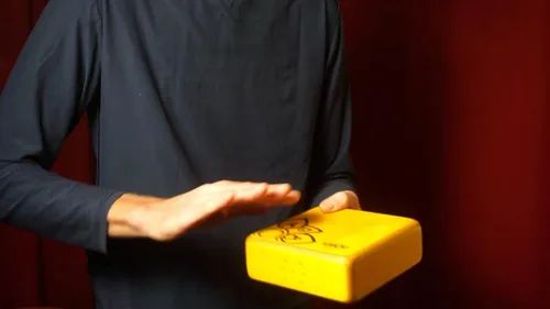 Vista 5 de El Kandu Clever Shaker es el primer tambor agitador con dos sonidos distintivos: un lado como una clave, el otro más como un bongo (azul)