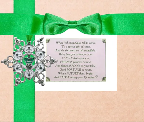 Vista 4 de Adorno de Navidad irlandés – Claddagh – Copo de nieve irlandés – Filigrana de metal y joyas – Bolsa de almacenamiento de regalo incluida mide 3 x 3