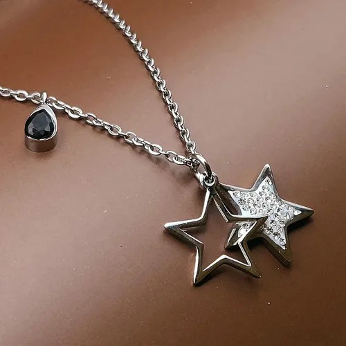 Vista 4 de MOXIE ACCESSORIES Colgante de acero inoxidable con dije de estrellas y lágrima, Acero inoxidable, Circón