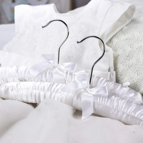 Vista 6 de HANGERWORLD Paquete de 3 perchas acolchadas de satén para niños pequeños, perchas acolchadas de 11.8 pulgadas, color blanco suave, para bebés, niños