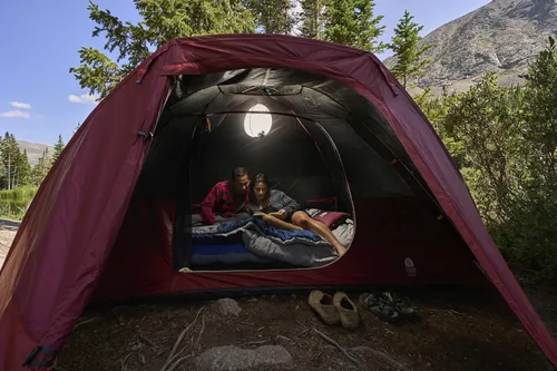 Vista 4 de Sierra Designs Alpenglow - Tienda de campaña para acampar construida con tecnología Twilight para bloquear el 98% de los rayos solares, fácil