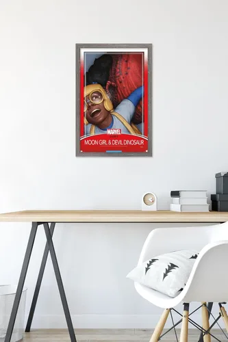 Vista 6 de Trends International Marvel Moon Girl & Devil Dinosaur - Póster de pared legado, 22.4 pulgadas de largo x 14.7 pulgadas, versión enmarcada en madera