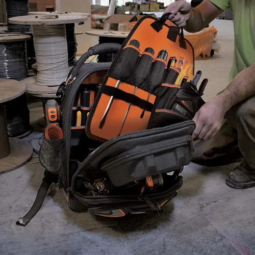 Vista 6 de Klein Tools 55485 Mochila para herramientas, 48 bolsillos, negro/naranja/gris