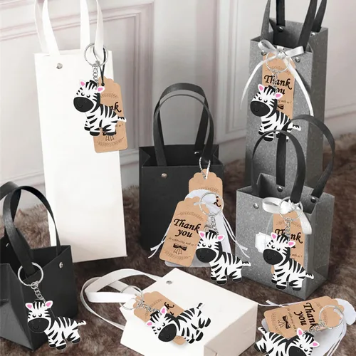 Vista 3 de Paquete de 60 regalos de fiesta de cebra que incluye 20 llaveros, 20 etiquetas de agradecimiento, 20 bolsas de regalo para llavero de cebra, regalo