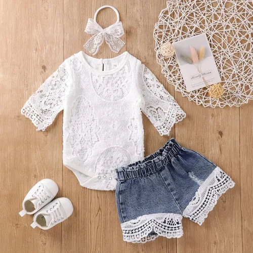 Vista 2 de ODIMAME Conjunto de ropa para bebé niña con encaje blanco + jeans rasgados + diadema, conjunto de ropa de verano de 3 piezas
