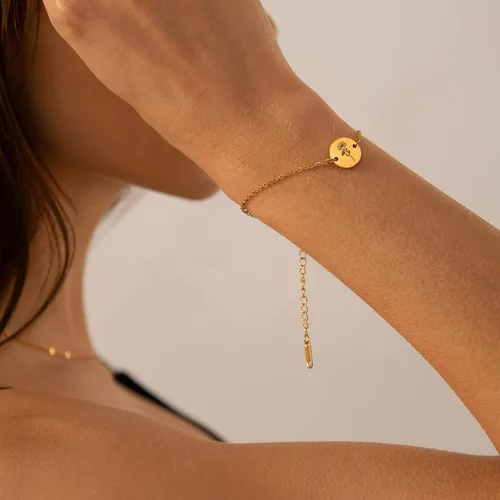 Vista 2 de Pulsera de flor de nacimiento de oro de 18 quilates grabada personalizada, pulseras con dije floral personalizado de acero inoxidable, cadena