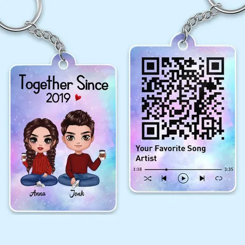 Vista 7 de NAZENTI Muñeca personalizada para pareja, con llavero acrílico sentado junto, canción de código QR favorita personalizada, regalo de pareja, llavero