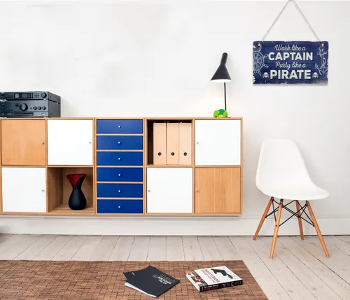 Vista 3 de CAKIROTS Placa de regalo con temática náutica con temática náutica con texto en inglés "Work Like A Captain Play Like A Pirate", placa de madera