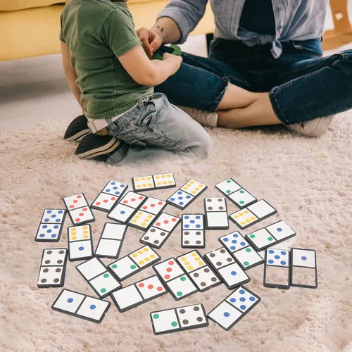 Vista 4 de Juego de dominó, juego de 28 piezas de dominó doble de seis juegos de dominó de plástico portátil, juego interactivo con puntos coloridos para niños