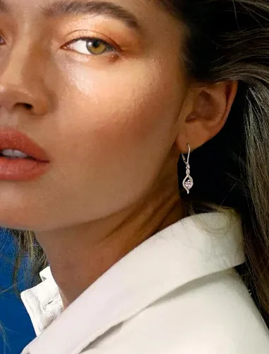 Vista 2 de Aretes colgantes de plata de ley con diseño de corazón y infinito para mujer