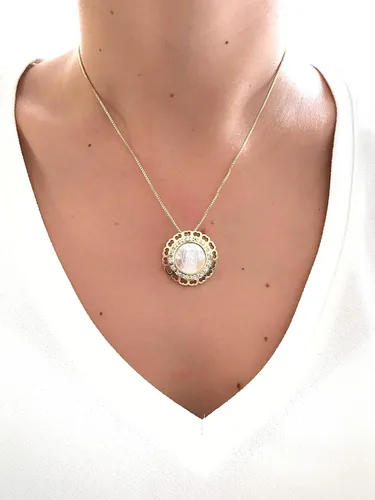 Vista 7 de LESLIE BOULES Medalla Virgen de Guadalupe Cadena chapada en oro de 18 quilates Joyería religiosa, Metal
