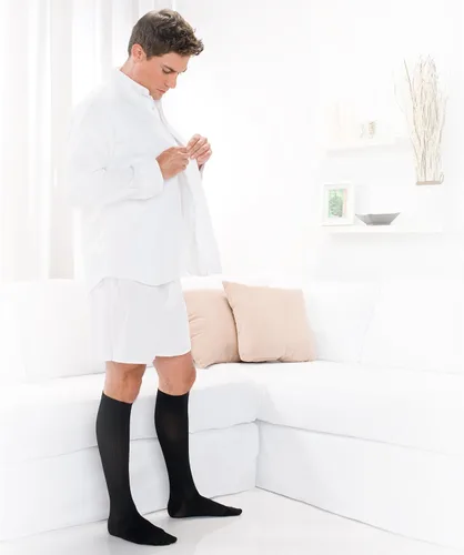 Vista 2 de THERAFIRM Calcetines para hombre - Calcetines de vestir de compresión suave de 15-20 mmHg Negro
