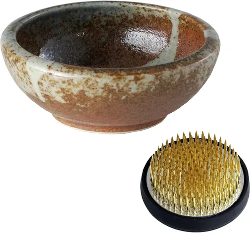Vista 12 de Kit esencial de herramientas para arreglos florales Ikebana japonés de la serie Minoyaki de Wazakura con pequeña jarra de cerámica redonda y rana