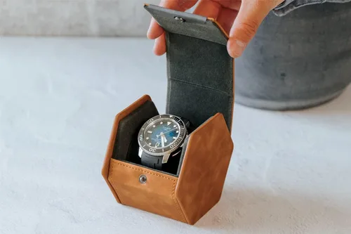 Vista 7 de Funda protectora de viaje para reloj de 1 ranura, organizador de relojes de alta calidad, con cuero vegano, almohada ajustable para cualquier reloj