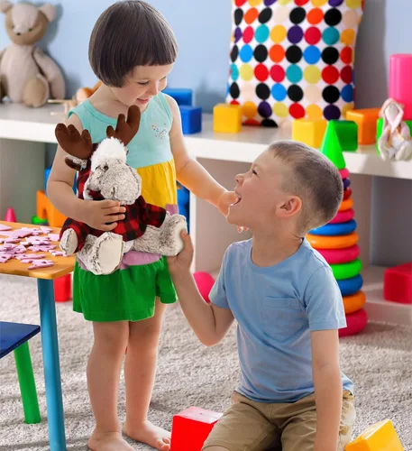 Vista 6 de DolliBu Disfraz de alce a cuadros rojos de felpa súper suave – Adorable peluche de alce zoológico con ropa, lindo regalo de vida silvestre, 9