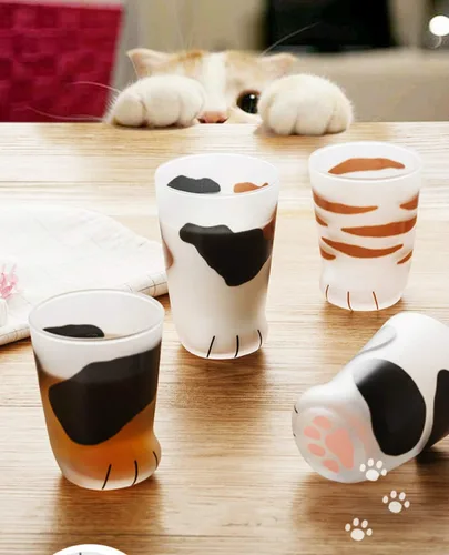 Vista 9 de Vaso de garra de gato, taza de cerveza o bebida, leche, jugo, proceso de glaseado (vacas)