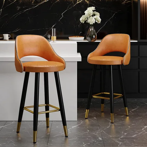 Vista 2 de LAJUU Taburetes de bar, silla alta giratoria, respaldo curvado de cuero, taburete de recepción con reposapiés de metal y patas de latón/naranja/25.6