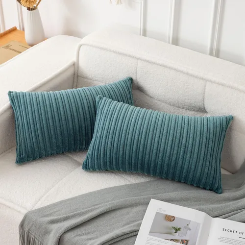 Vista 165 de UGASA - Fundas de almohada decorativas de terciopelo suave y sólidas de Navidad para sala de estar/sofá, 16 x 16 pulgadas, 2 unidades, color burdeos