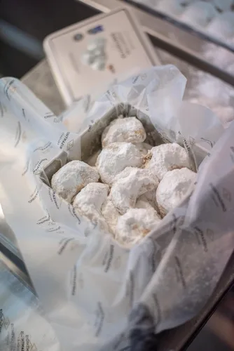 Vista 6 de Galletas griegas hechas a mano (Kourabie) con almendras enteras 450g/15.8oz