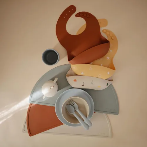 Vista 107 de Mushie - Babero de silicona para bebé, ajustable y resistente al agua (abejas) De 4 a 24 meses, lavable a máquina, correa ajustable