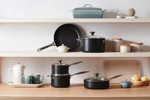 Vista 2 de Le Creuset Cacerola PRO antiadherente endurecida con tapa de vidrio, 2 cuartos de galón.