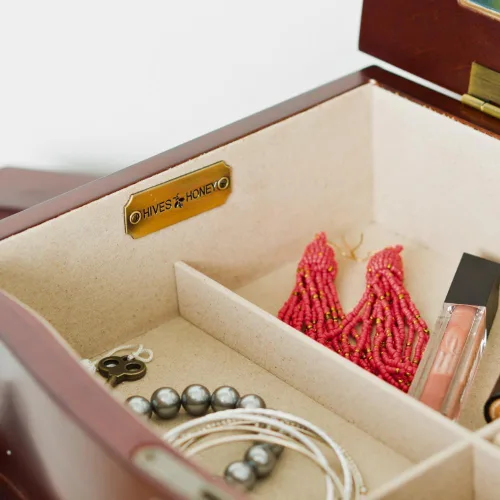 Vista 4 de Hives and Honey Noelle Jewelry Armoire, organizador de almacenamiento con cierre con 7 cajones y 2 puertas con ganchos para collares, cereza