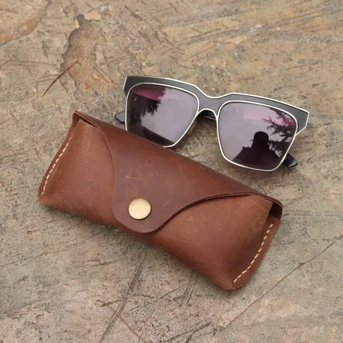 Vista 5 de Funda de cuero genuino para gafas con personalidad vintage, hecha a mano, funda protectora para gafas