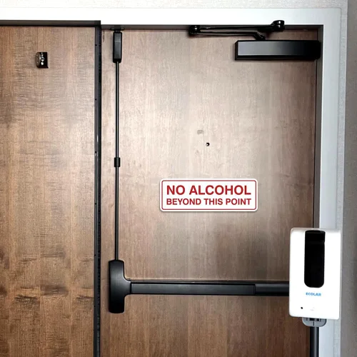Vista 6 de Letrero estándar con texto en inglés "No Alcohol Beyond This Point", color negro, pequeño, 1 paquete