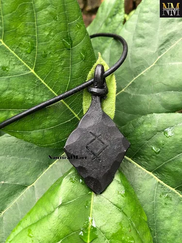 Vista 7 de Collar de talismán con colgante nórdico de hierro forjado Inguz Ingwaz Yngvi Rune Viking Amuleto Rúnico, Hierro, No es una piedra preciosa
