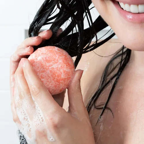 Vista 4 de Barra de champú natural de vainilla de coco para cabello seco pH equilibrado, seguro para el color Sin SLS, sin plástico, sin crueldad, vegano