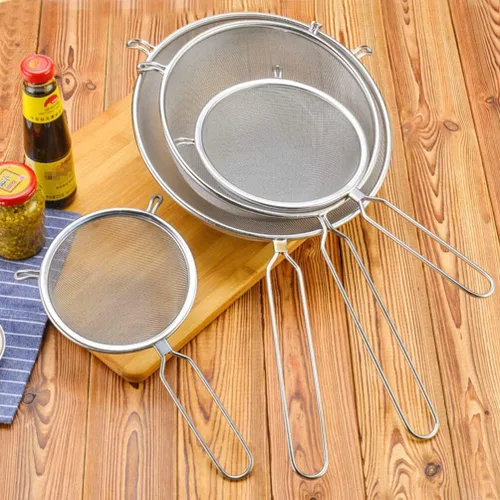 Vista 2 de Colador de malla de acero inoxidable con colador de cucharón ranurado de mango largo para servir fideos y albóndigas diseño único para preparación