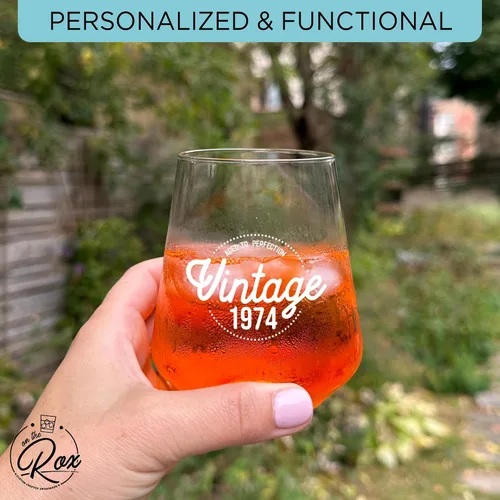 Vista 4 de On The Rox Regalos de 50 cumpleaños para mujeres y hombres – 14 onzas vintage 1974 50 años regalos para mujeres – Copa de vino sin tallo apta
