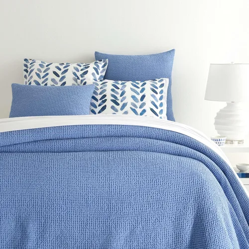 Vista 2 de Pine Cone Hill Funda de almohada de Matelasse azul francés de burbujas, tamaño estándar, patrón sólido azul