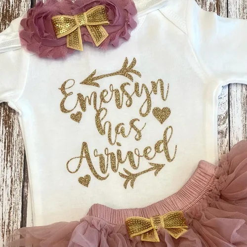Vista 22 de Personalized Baby Girl Has Arrived Bodysuit Gold Glitter Design Add Any Name Optional Accessories