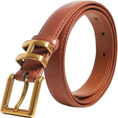 Vista 2 de Cinturón de cuero clásico con hebilla de metal para mujer con vestido de jeans