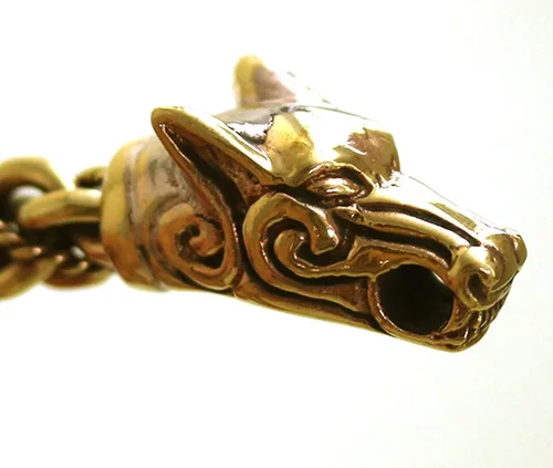Vista 4 de Brazalete de bronce vikingo nórdico con cabeza de lobo trenzada, diseño de cabeza de lobo