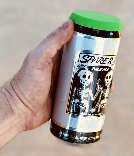 Vista 3 de Tapas de silicona para latas de soda, paquete de 2, color rosa se adapta a latas estándar que mantiene las bebidas frescas