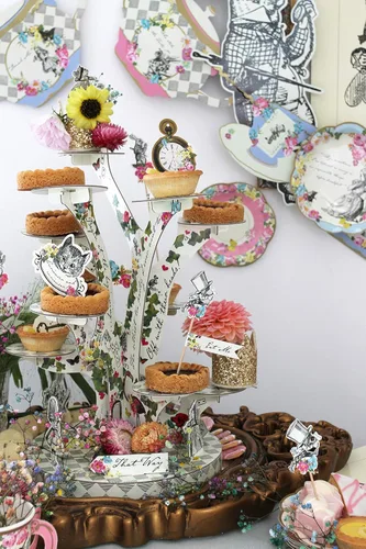 Vista 5 de Talking Tables Soporte para cupcakes y tartas de Alicia en el país de las maravillas, decoración de fiesta de té con sombrerero loco, decoración