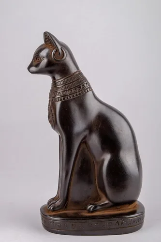 Vista 4 de Estatua egipcia antigua de la diosa Bastet gato pesado piedra negra hecha en Egipto. bastet en su forma tardía de una mujer con cabeza de gato