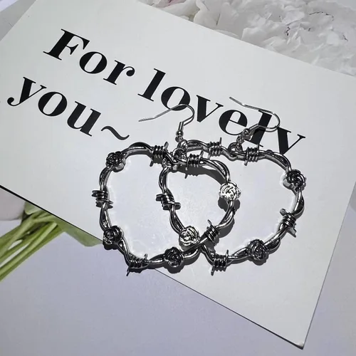 Vista 3 de Aretes de aro góticos de alambre de púas para mujer, aretes góticos de corazón negro, aretes punk grandes y gruesos, aretes colgantes grandes, Zinc