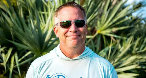 Vista 3 de Revo Sunglasses x Darcizzle Offshore Mahi: lente polarizada con marco envolvente deportivo M/L