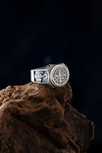 Vista 2 de Anillo de protección de demonio con cruz de exorcismo de San Benito, anillo de amuleto de plata, regalo para hombres, graduación universitaria