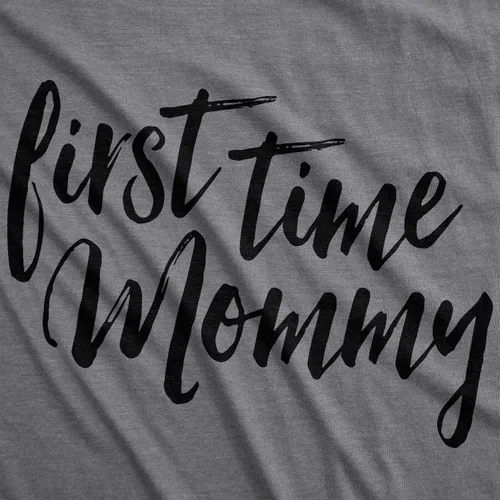 Vista 2 de Camiseta de maternidad para embarazada con texto en inglés "First Time Mommy