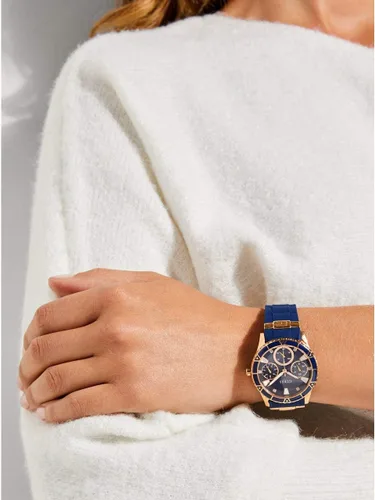 Vista 4 de Guess Reloj para mujer de tono dorado + icónico resistente a manchas rojas de silicona