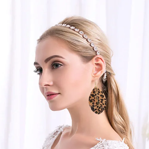 Vista 2 de Aretes grandes de cuero genuino suave hechos a mano con flecos, hoja ligera con barra de metal simple, lágrima, color para mujeres y niñas