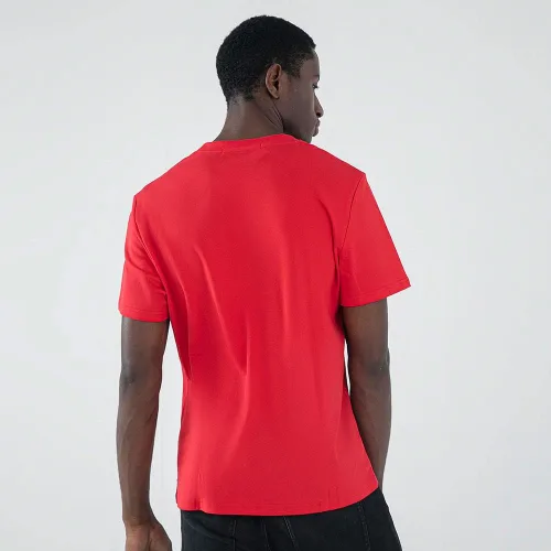 Vista 3 de Una camiseta que muestra el espíritu Elhann-H para un aspecto masculino elegante